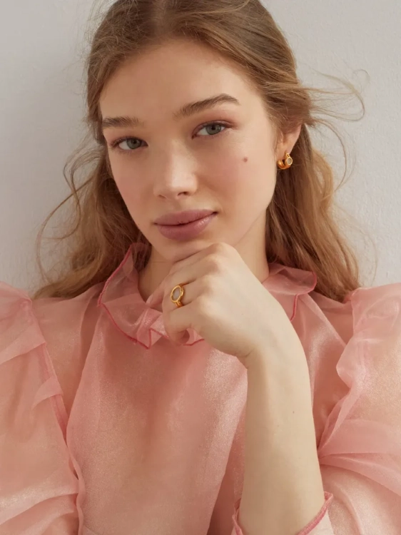 Gold-plated hoop earrings with mountain crystal as an elegant accent