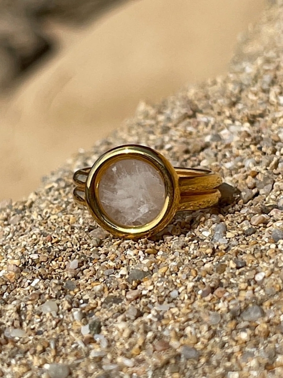 Kana gold-plated ring with mountain crystal, close-up detail