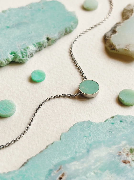 Silver chain with turquoise-mint chrysoprase gemstone